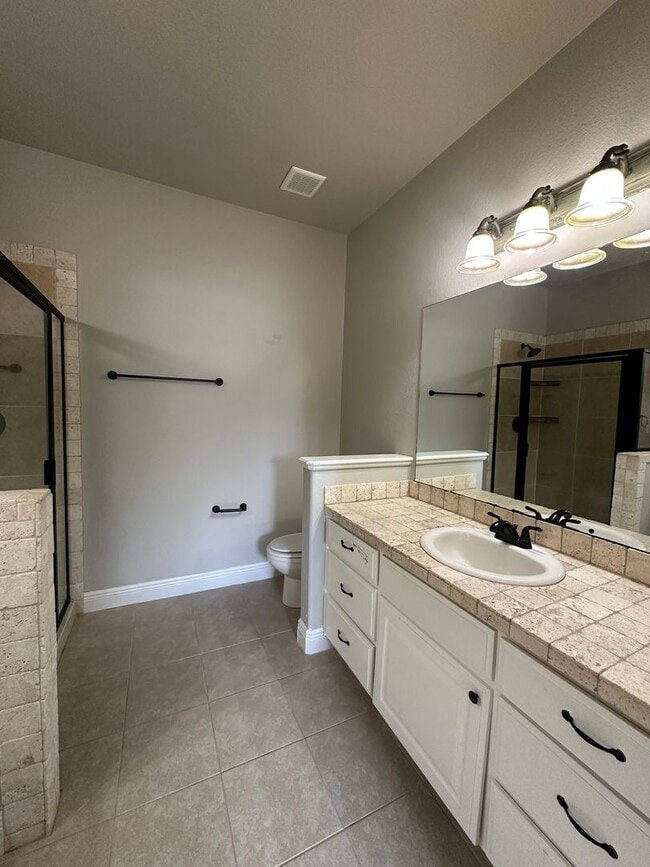 Building Photo - $2000 Move-In-Special