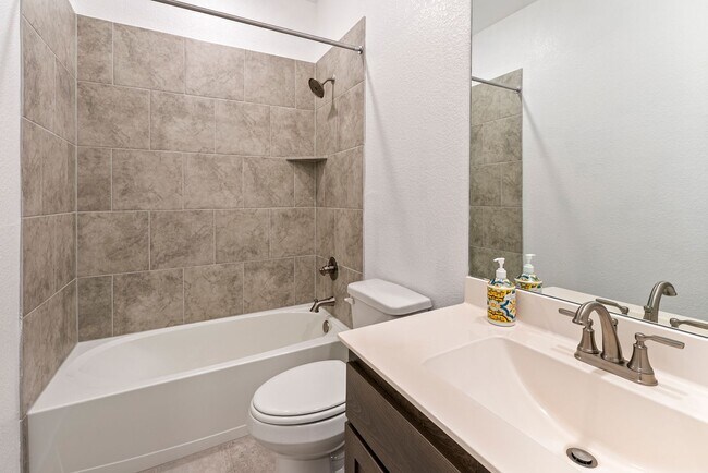 Building Photo - Beautiful 4 bedroom, 3 bathroom home in Hu...