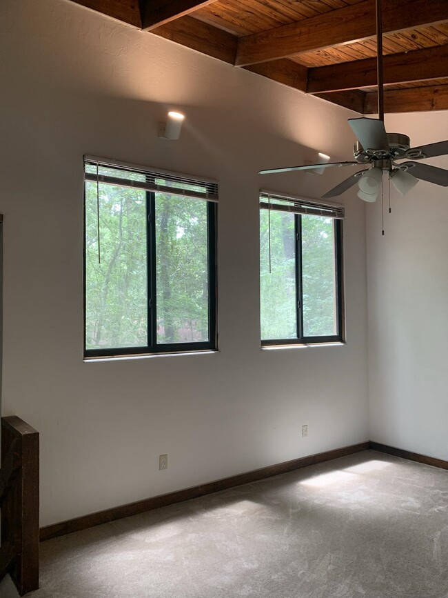 Building Photo - 307 Vantage Point Ln