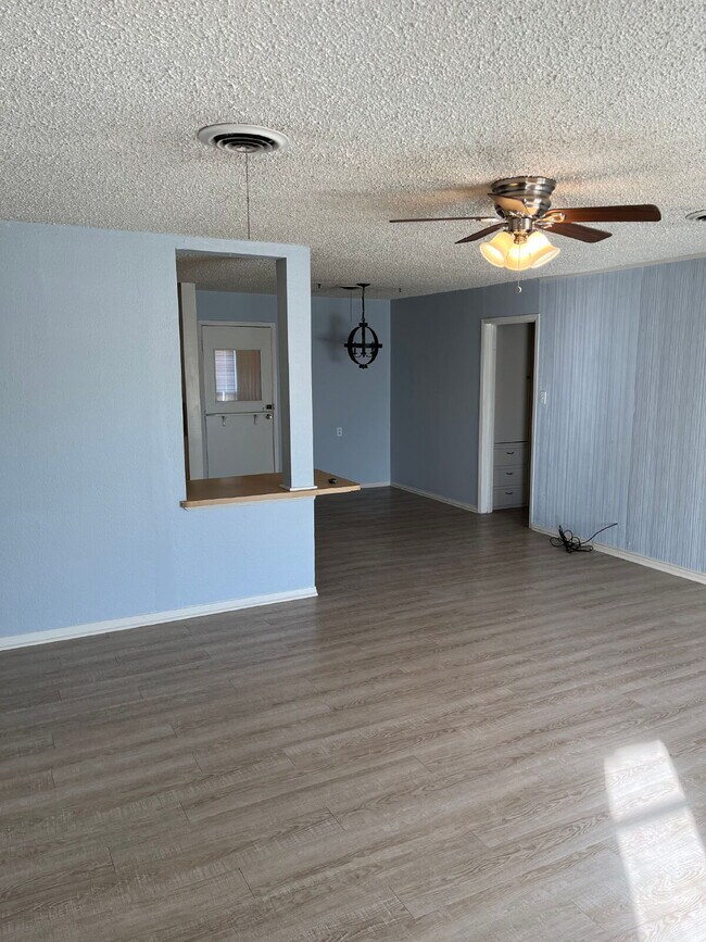 Building Photo - "Charming 3-Bed, 2-Bath Home with Spacious...