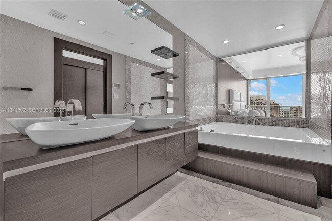 Building Photo - 200 Biscayne Blvd Way