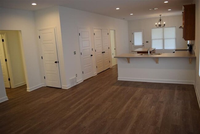 Building Photo - Charming and well-maintained 3 bedroom, 2 ...