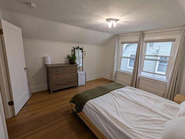 Upstairs bedroom, Queen bed. - 1974 SE 24th Ave