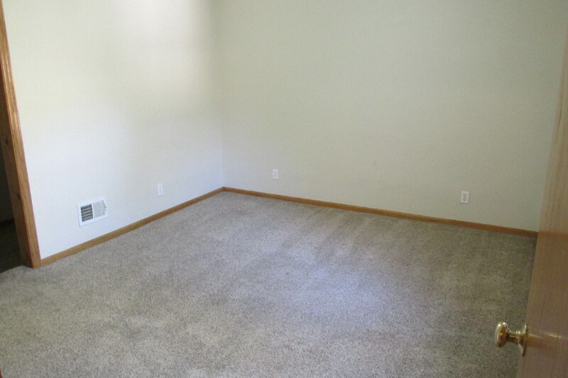 Building Photo - 404 Wood St N