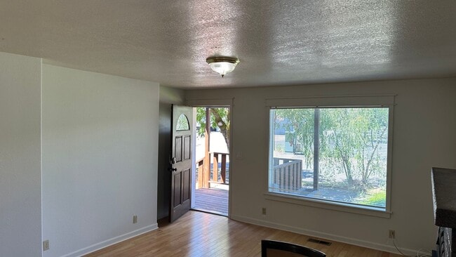 Building Photo - 4bd 2 bath Home in Westmoreland, Portland:...