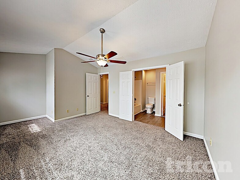 Building Photo - 8420 Country Club Blvd