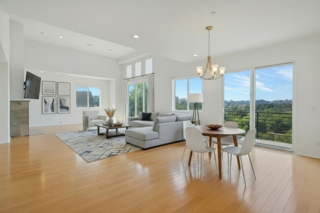 Primary Photo - Modern 5-Bedroom Home with Spectacular Vie...