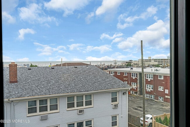 Building Photo - 218 3rd Ave