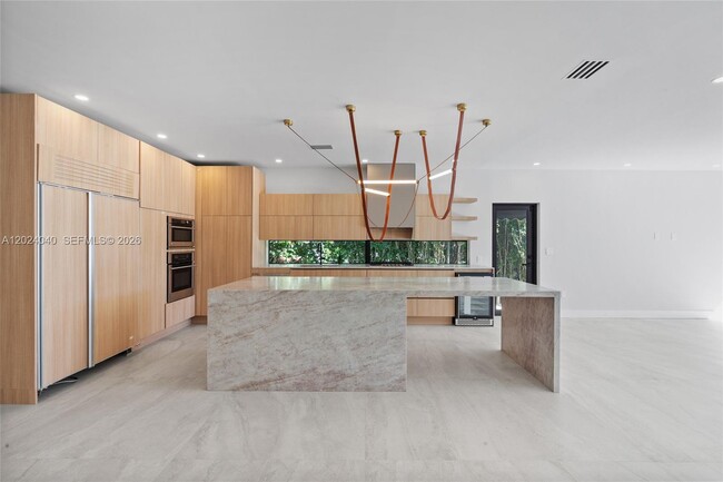 Building Photo - 550 S Shore Dr