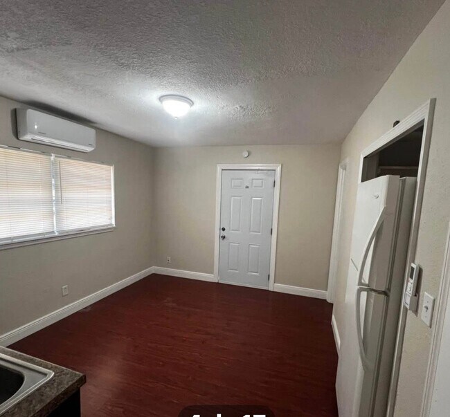 Building Photo - 4024 Meadowbrook Ave