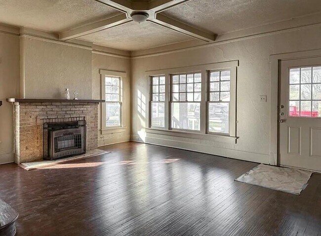 Building Photo - Spacious Prairie Style Home- 3 Bed, 1 Bath...