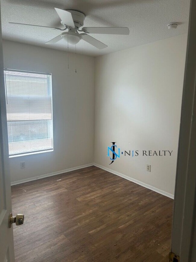 Building Photo - GORGEOUS 3/2 1200 sq ft home with FRESH PA...