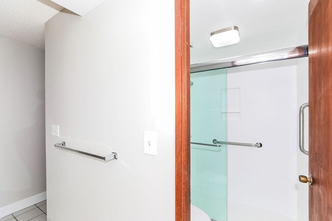 Building Photo - Naniwa Gardens - 1 bdrm/1 bath/1 covered p...