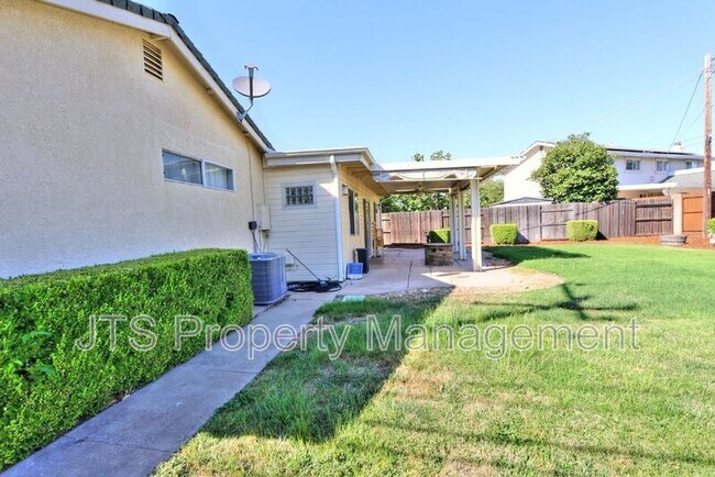 Building Photo - 2128 W La Loma Dr