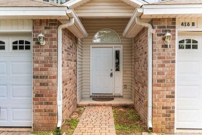 Building Photo - Move in ready Townhome in Fort Walton Beach close to Eglin AFB!