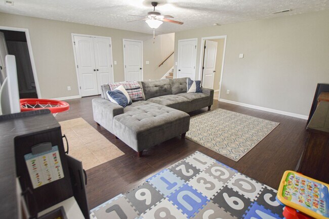 Building Photo - Pet Friendly Four Bedroom with Basement in...