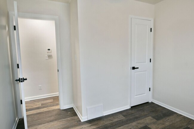 Building Photo - House for RENT in Girard!