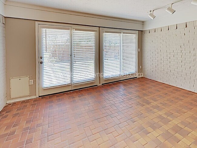 Building Photo - 1804 Mercedes Pl