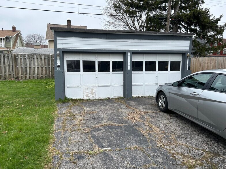 Building Photo - 1628 Grace Ave