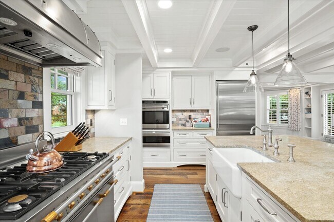Building Photo - Exceptional Living in the Heart of Arlingt...