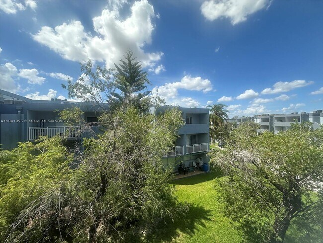 Building Photo - 9375 Fontainebleau Blvd