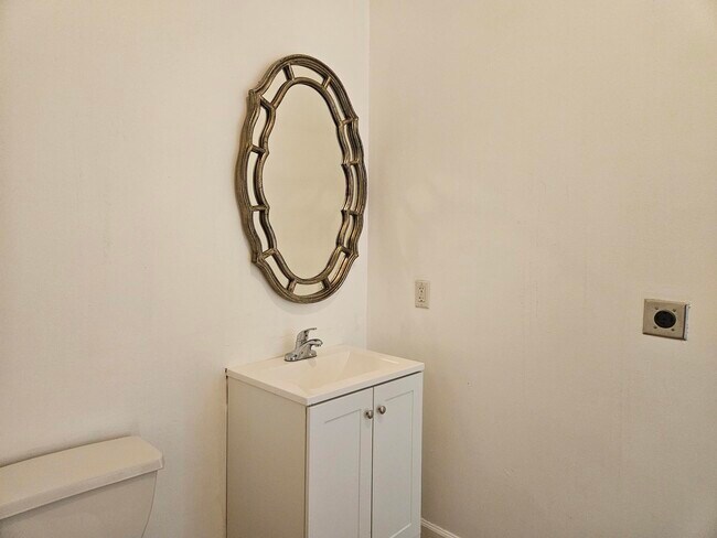 Building Photo - 5027 Creekmont Dr