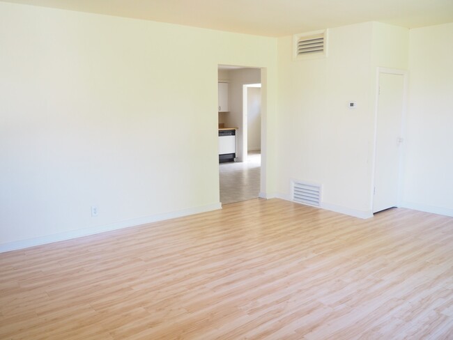 Building Photo - Move in Special! Updated Home Next To Natu...