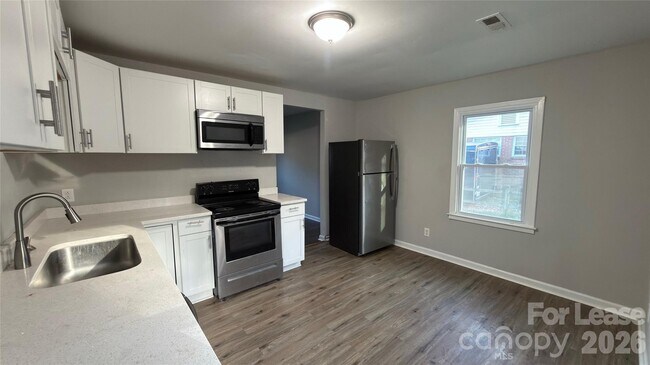 Building Photo - 2900 Edsel Pl