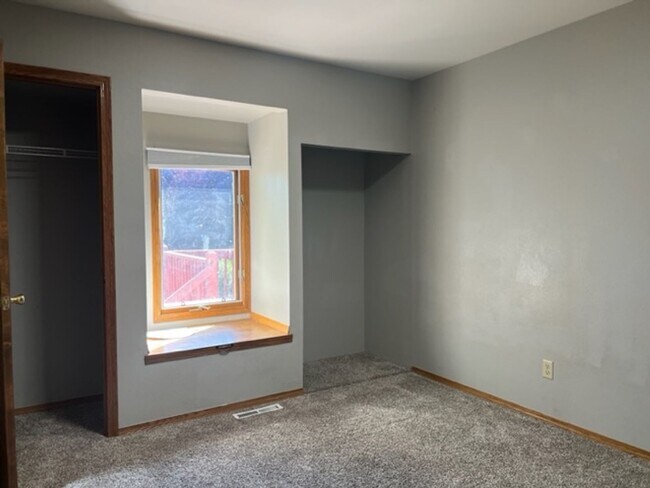 Building Photo - 3 Bedroom, 2.5 Bath Beautiful Ranch Style Home with 3 Car Attached Garage in West Fort Collins, CO