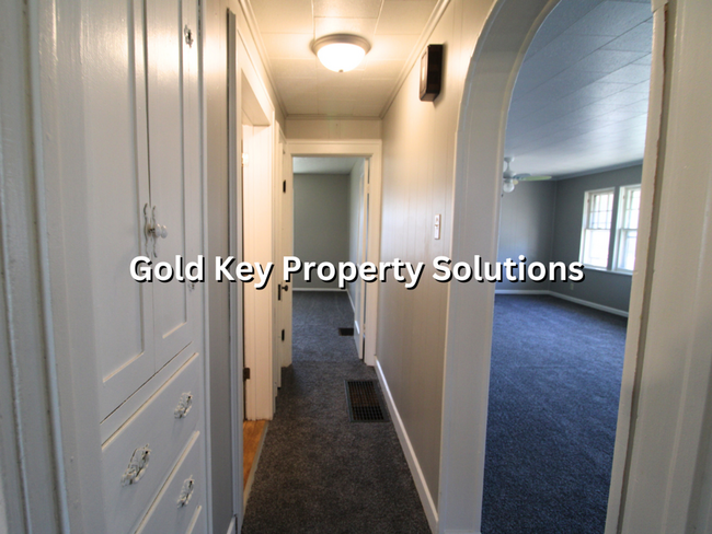 Building Photo - Beautifully Updated 2 BR 1 BA House with B...