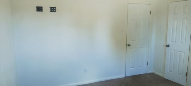 Building Photo - 3 Bed 2 Bath Home!