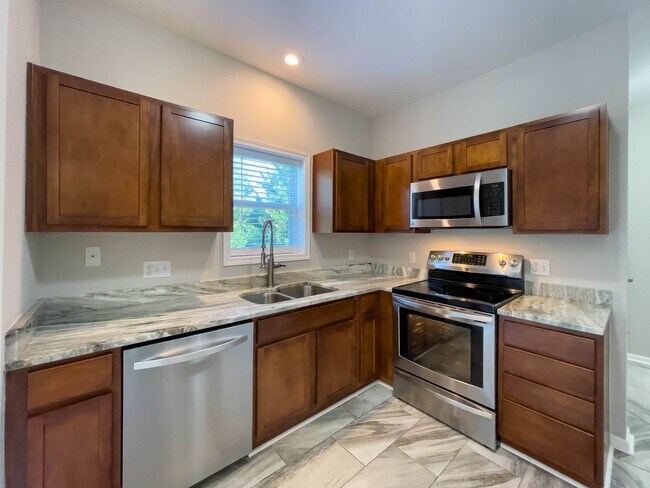 Building Photo - Spacious Three-Bedroom Townhouse in West A...