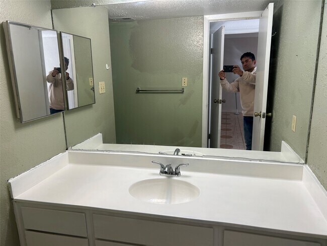 Building Photo - 3900 Woodchase Dr