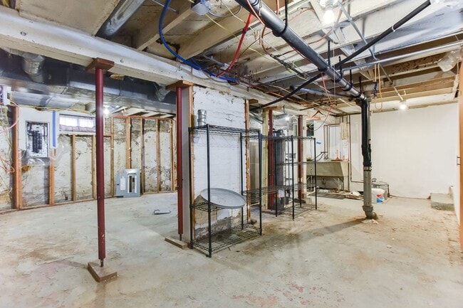 Building Photo - Renovated 3 Bedroom 2 bathroom house. Superb Master suite.