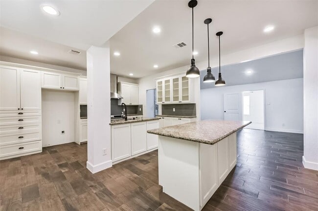 Building Photo - 210 Gentilly Dr
