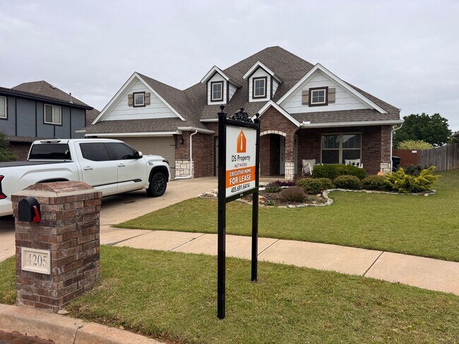 Building Photo - WOW! This home has it all, 3 full bathrooms, 5 true bedrooms AND a bonus room. great outdoor spac...