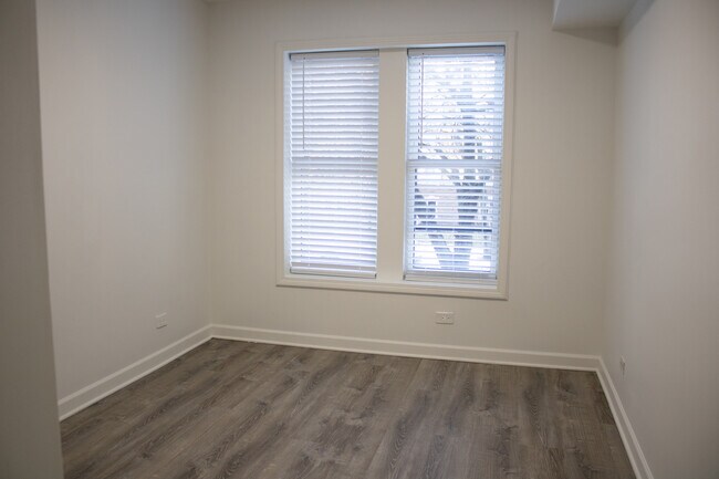 Building Photo - 2007 W Fargo Ave