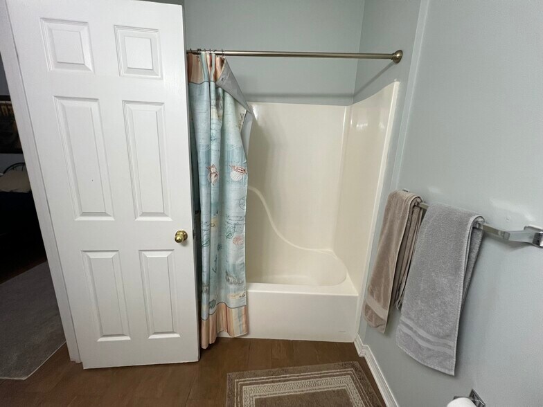 Master bath - 1501 Partin Dr N