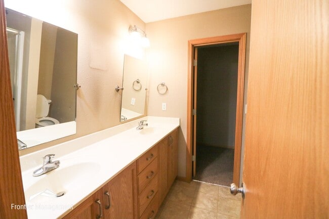 Building Photo - Comfortable 3 bedroom 2 bathroom duplex lo...