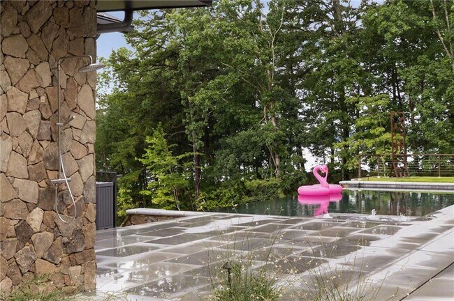 Building Photo - 725 Rocky Point Dr