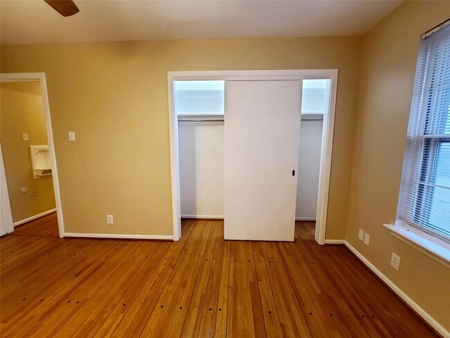 Building Photo - 1830 Viewcrest Dr