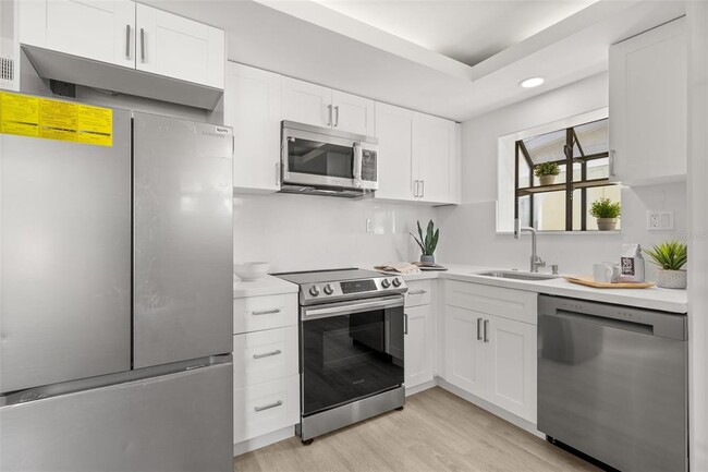 Building Photo - 4135 Des Moines St NE