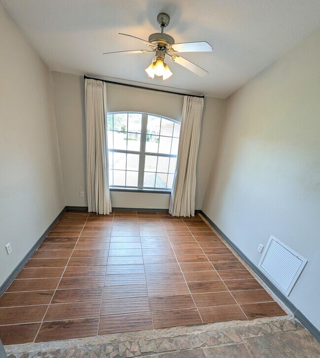 Building Photo - 1909 Sunrise Dr