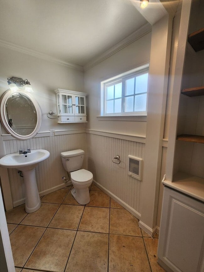 Building Photo - COMING SOON! 2 BEDROOM HOME