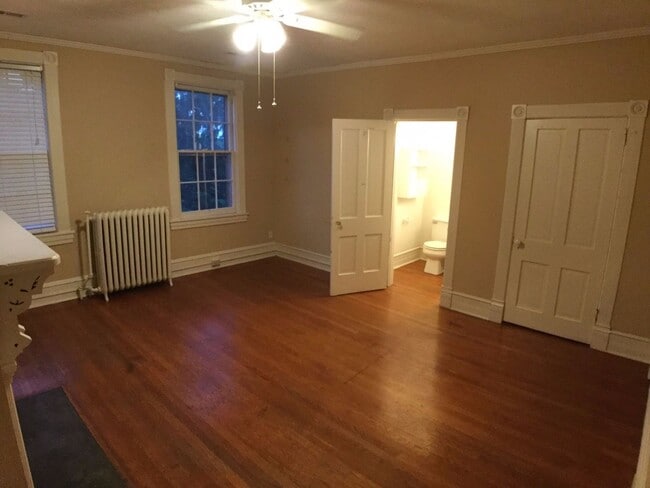Building Photo - Radford, 5 BR / 2.5 BA, Available in August