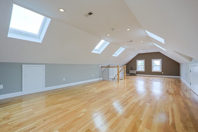 Building Photo - 294 Belmont St