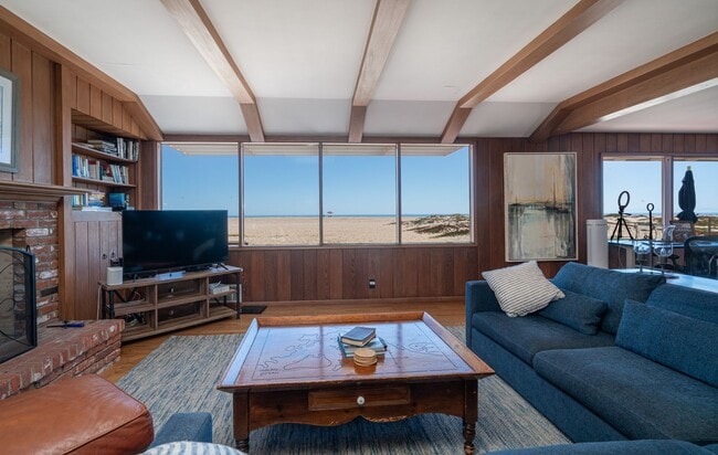 Building Photo - Winter Lease in Exclusive Peninsula Point ...