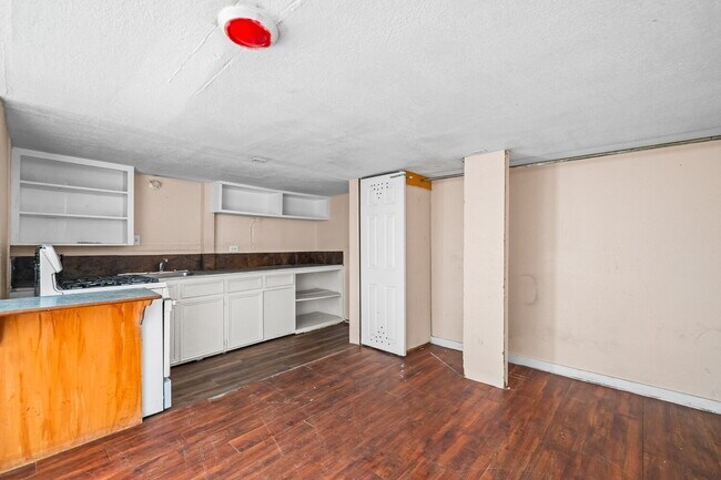 Building Photo - Cozy 1 Bedroom Apartment w/ Storage Space, Minutes from TTU & Downtown LBK