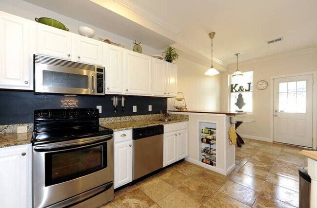 Building Photo - 1012 7th St SE