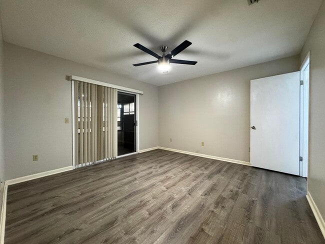 Building Photo - 3/2 in Townhomes West